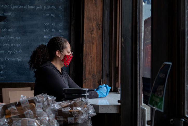 restaurants-passing-out-food-during-Coronavirus-pandemic