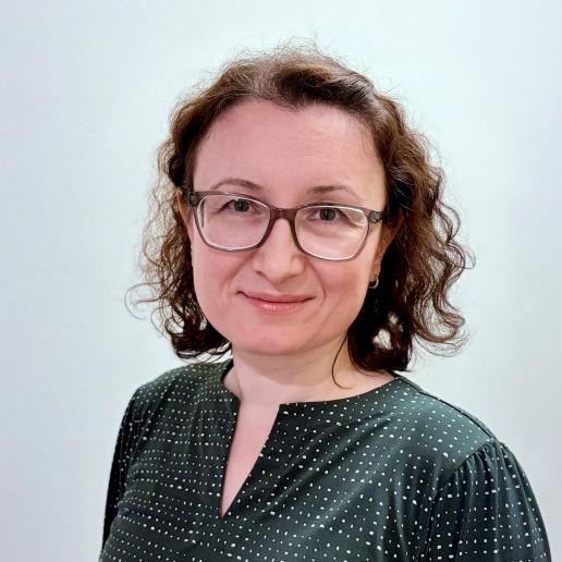 Gulcan Cil headshot